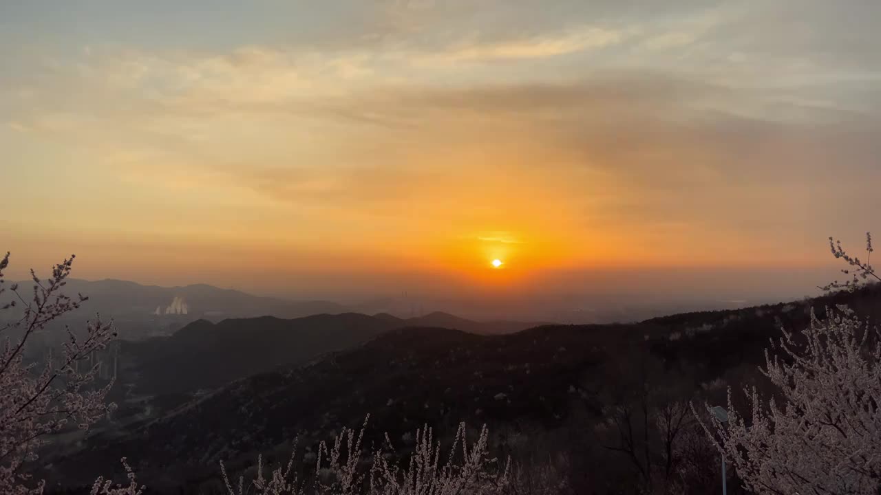 西山桃花北京太阳在云层中穿过大全景视频素材