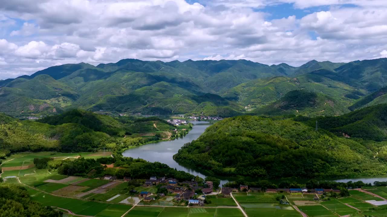 河流穿过山谷 唯美自然风景航拍延时视频素材