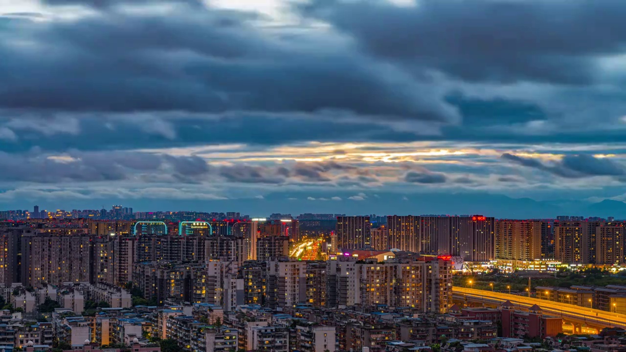 雪山下的城市成都城市晚霞日落夜景流云延时视频素材