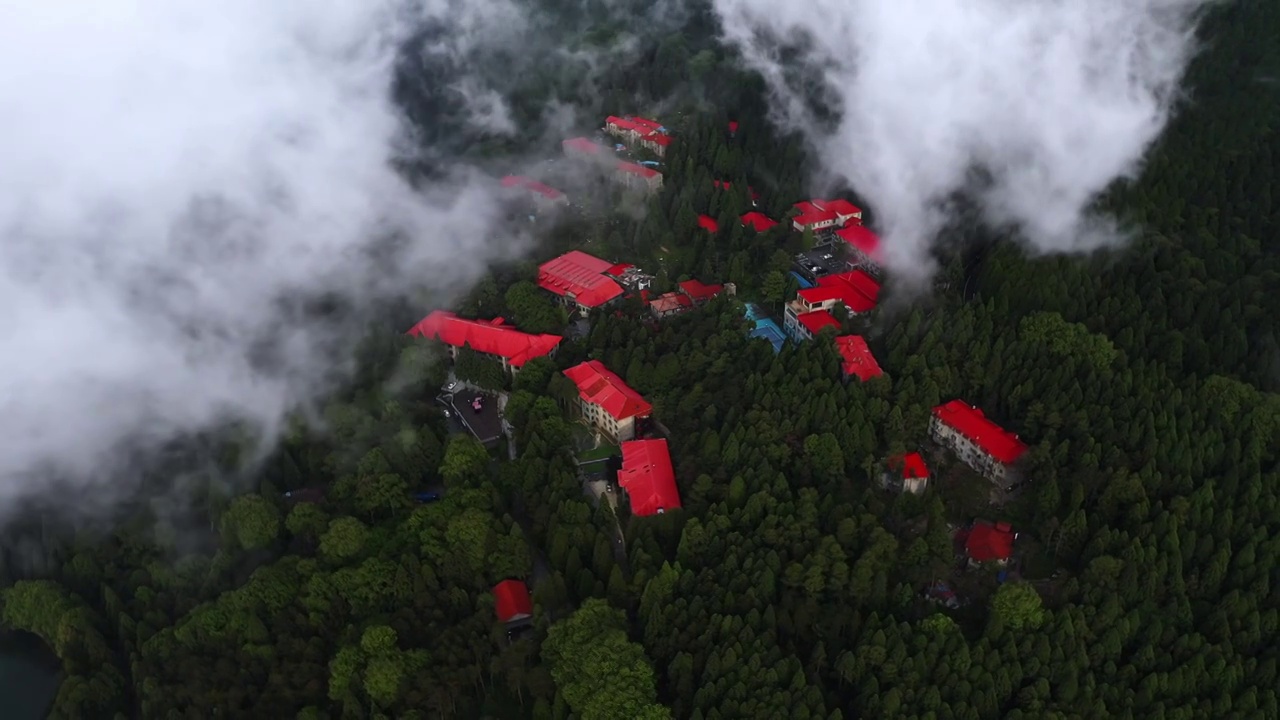 庐山的山间云雾和别墅视频素材