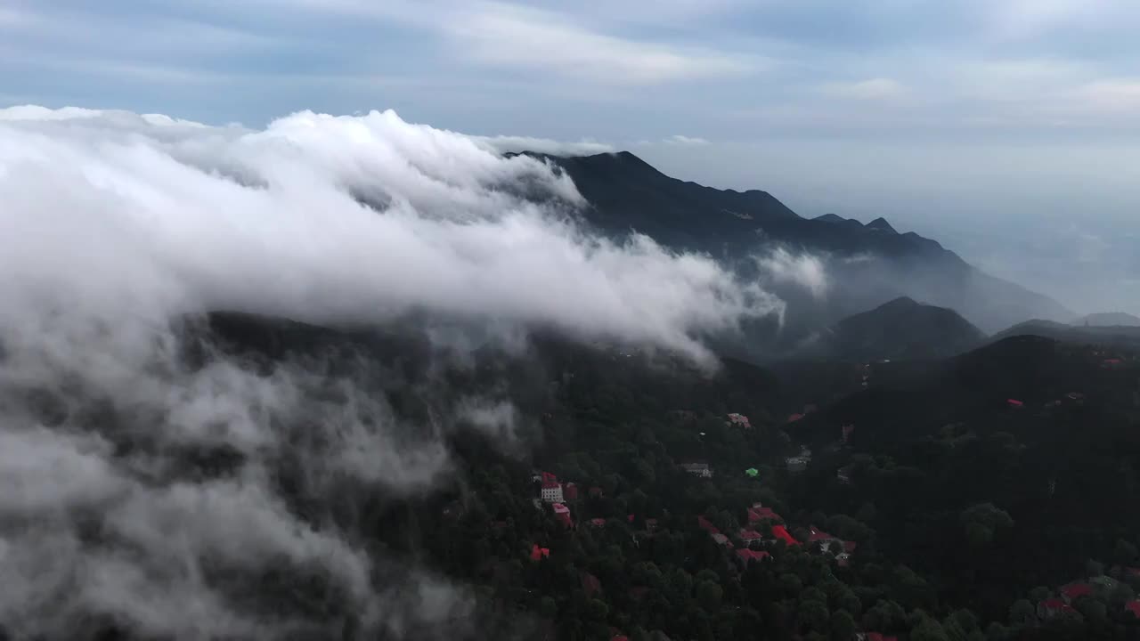 庐山的山间云雾和别墅视频素材