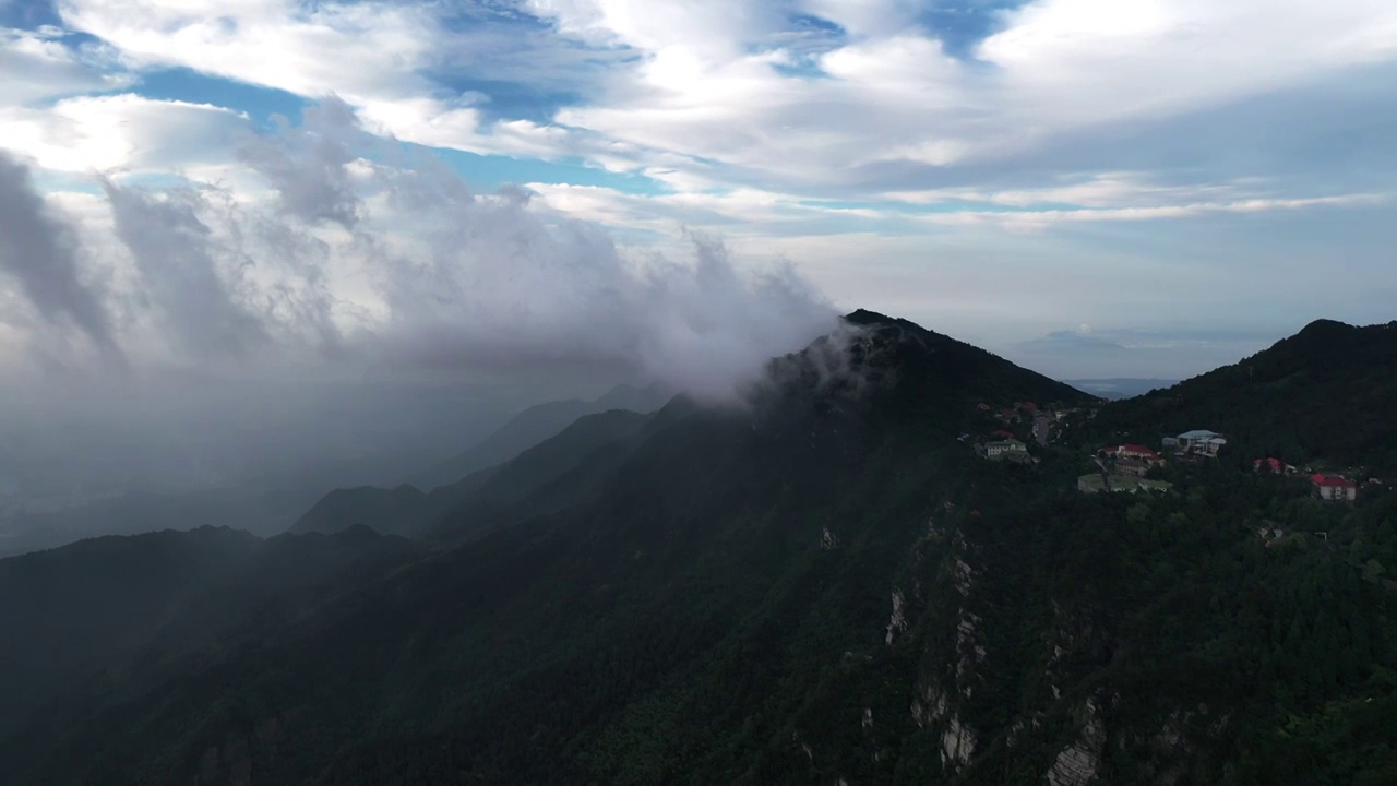 庐山的山间云雾和别墅视频素材