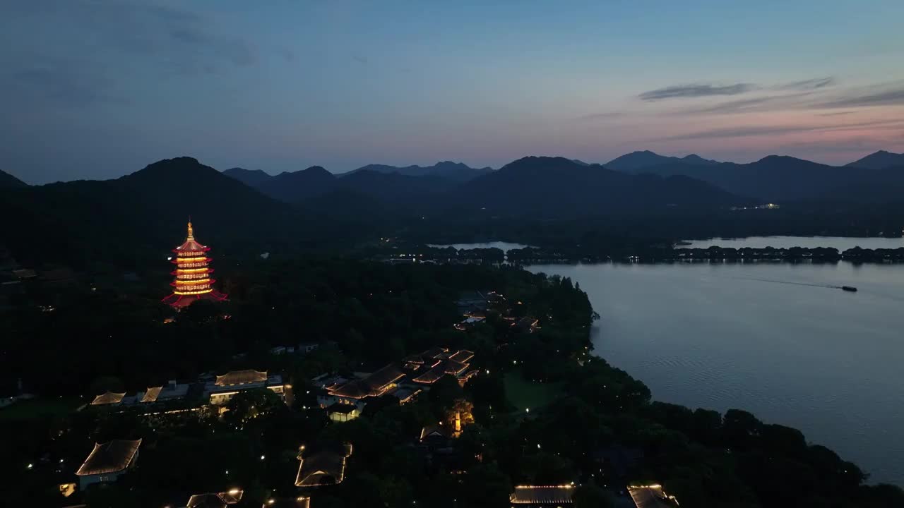 中国杭州西湖雷峰塔夜景视频素材