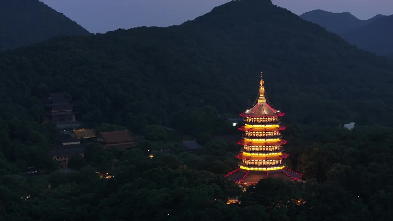 中国杭州西湖雷峰塔夜景视频素材