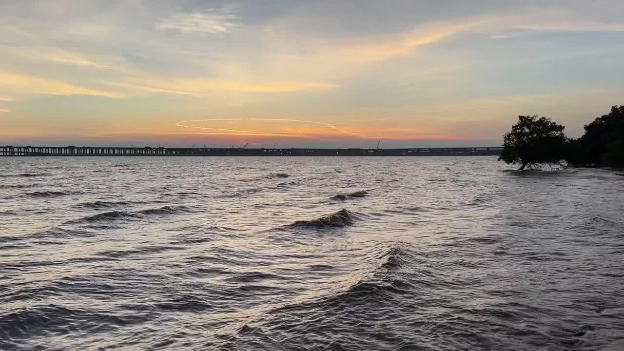 广东深圳西乡红树湾夏季海洋夕阳晚霞水平视角视频素材