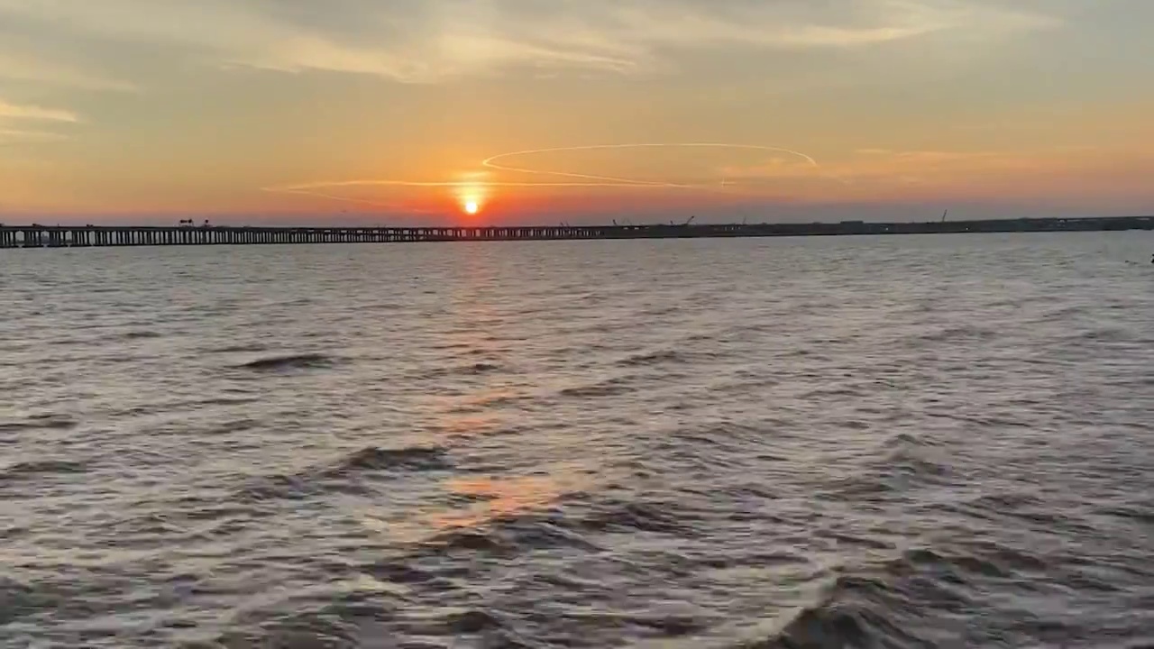 广东深圳西乡红树湾夏季海洋夕阳晚霞水平视角视频素材