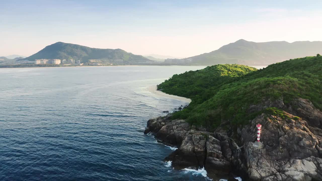 4K航拍万宁石梅湾浮潜地加井岛视频素材