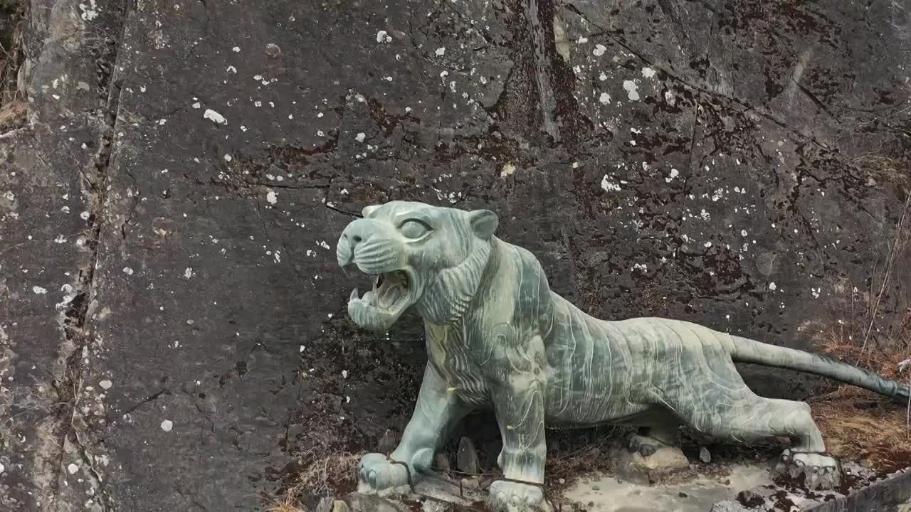 航拍香格里拉虎跳峡景区峡谷水流视频素材