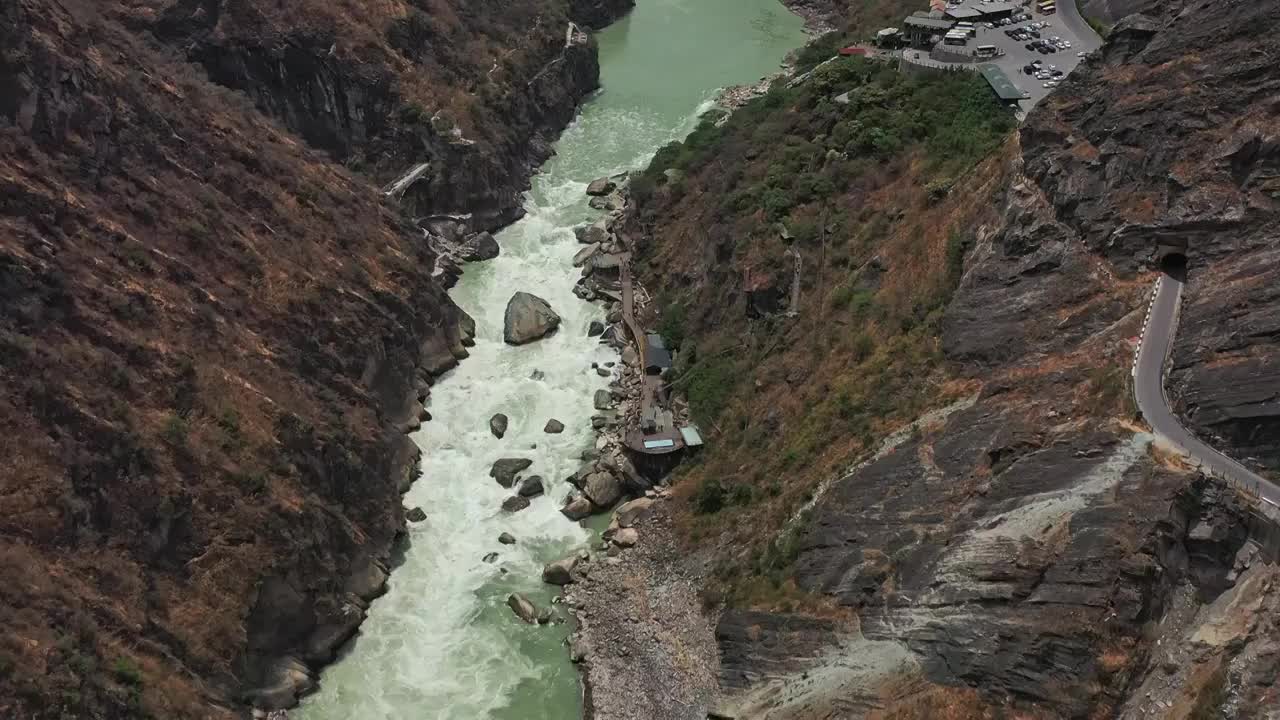 航拍香格里拉虎跳峡景区峡谷水流视频素材