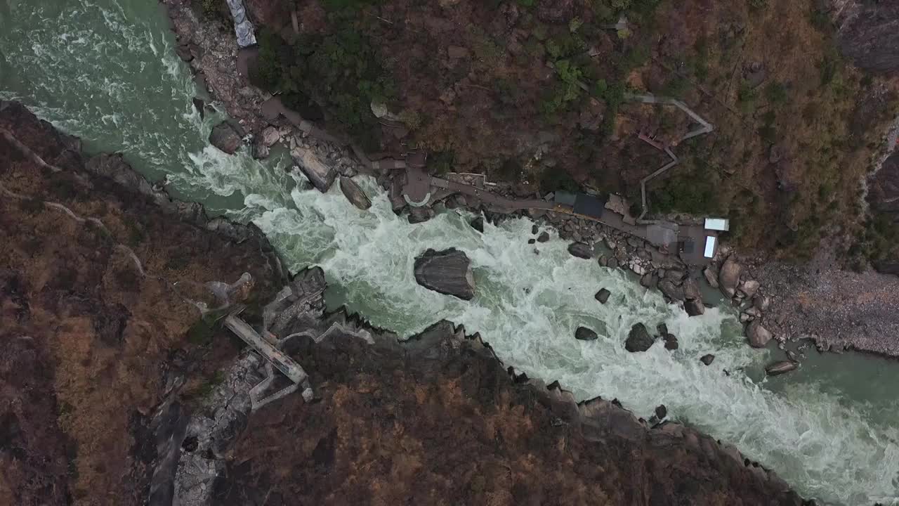 航拍香格里拉虎跳峡景区峡谷水流视频素材