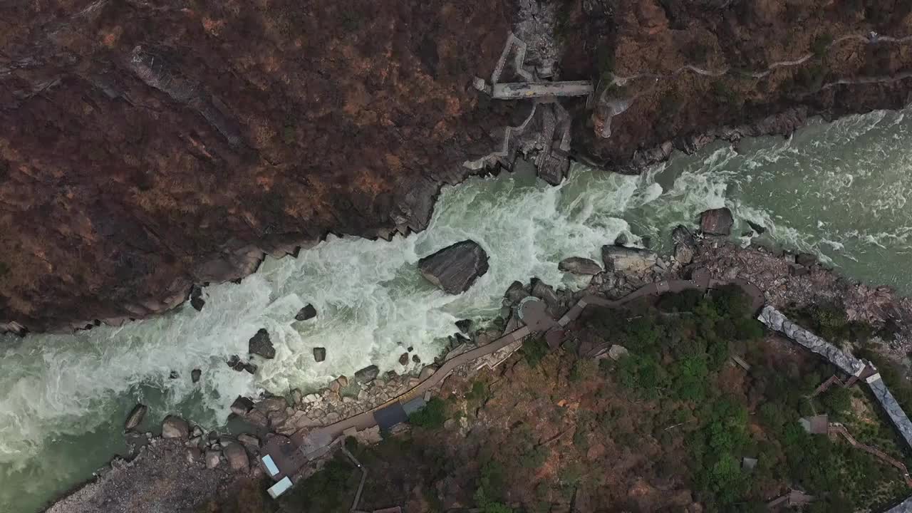 航拍香格里拉虎跳峡景区峡谷水流视频素材