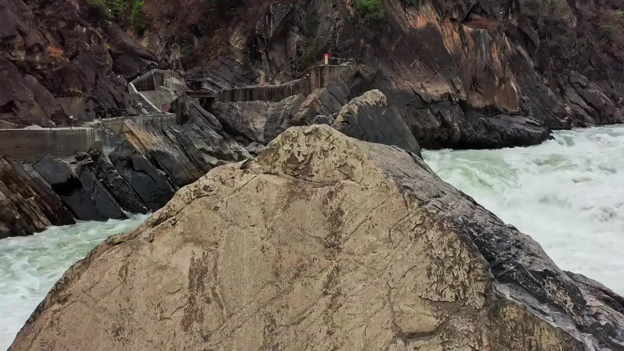 航拍香格里拉虎跳峡景区峡谷水流视频素材