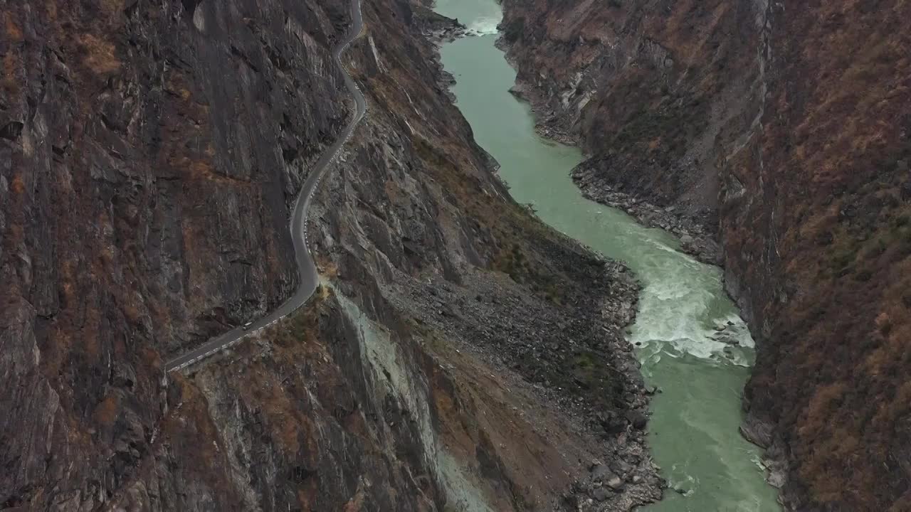 航拍香格里拉虎跳峡景区峡谷水流视频素材