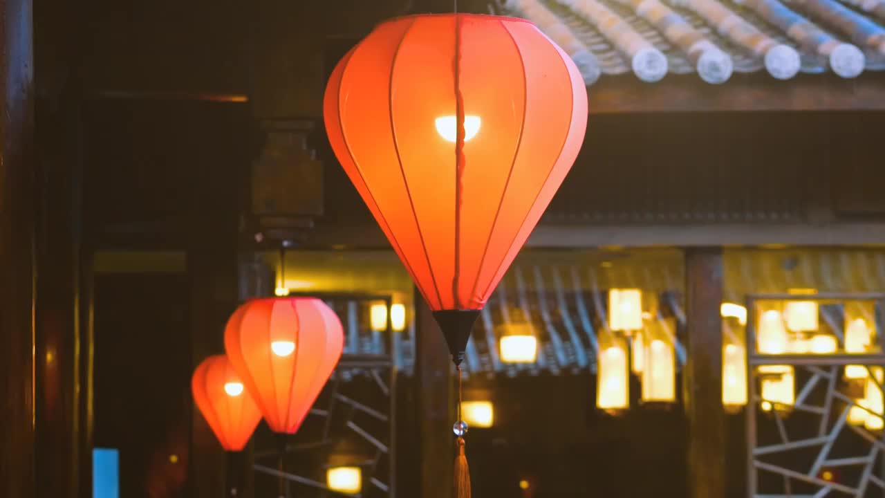 雨天古城微风吹拂中国式传统福字古风灯笼挂随风飘动禅意情调寺庙殿阁灯火通明节日庆典中国风盛世古镇氛围视频素材