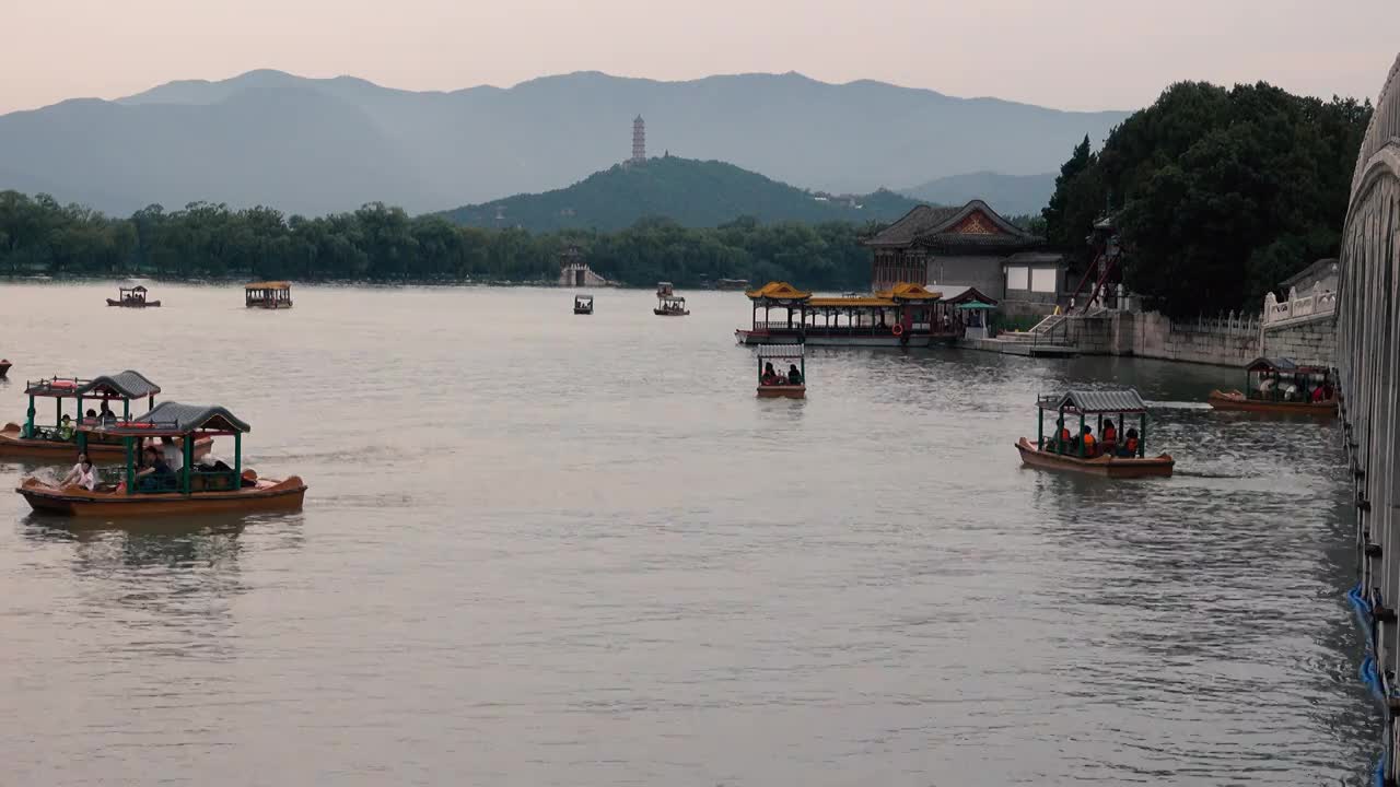 黄昏时分的颐和园十七孔桥和西山风景视频素材