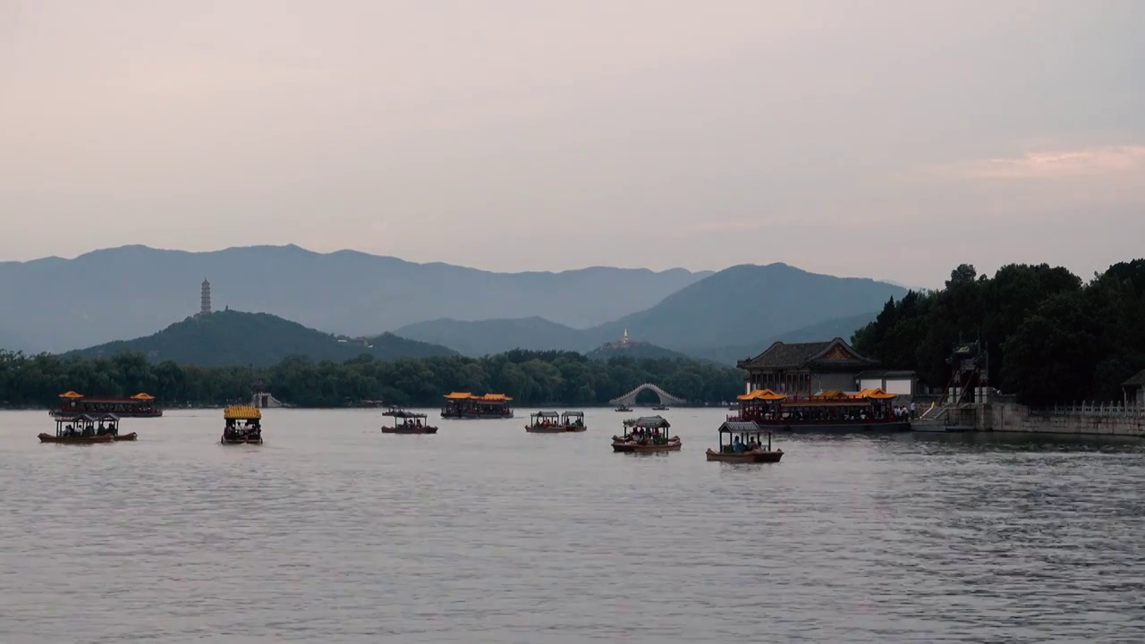 黄昏时分的颐和园十七孔桥和西山风景视频素材