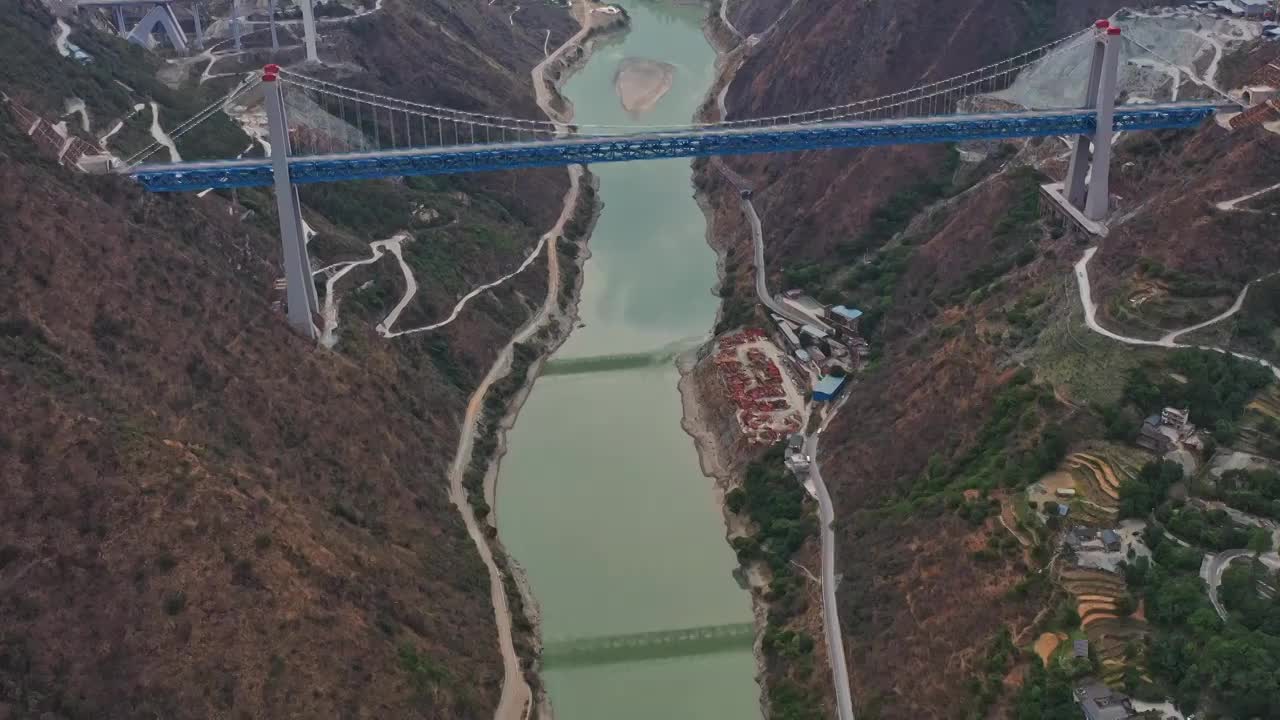 航拍云南虎跳峡镇金沙江上的丽香铁路大桥和金沙江特大桥视频素材