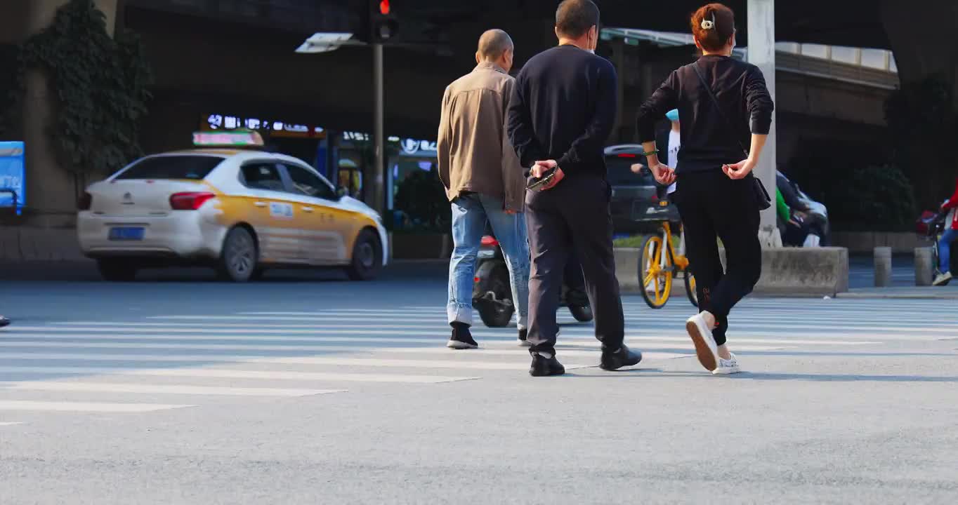 湖北省武汉市城市道路信号路口车流人流视频素材