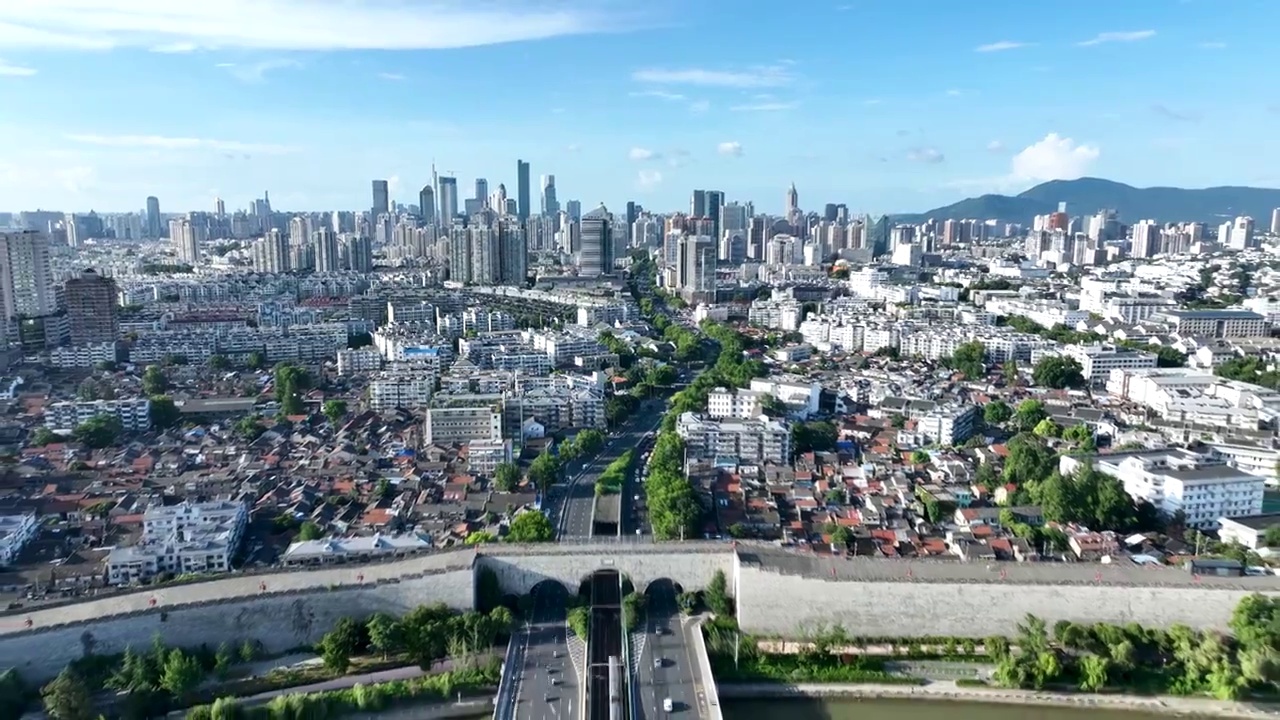 南京城市天际线风光，地铁穿过南京明城墙视频素材