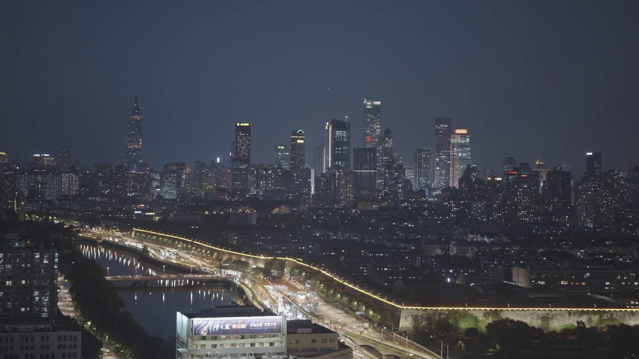 中国江苏省南京市城市建筑和夜晚交通景观视频素材