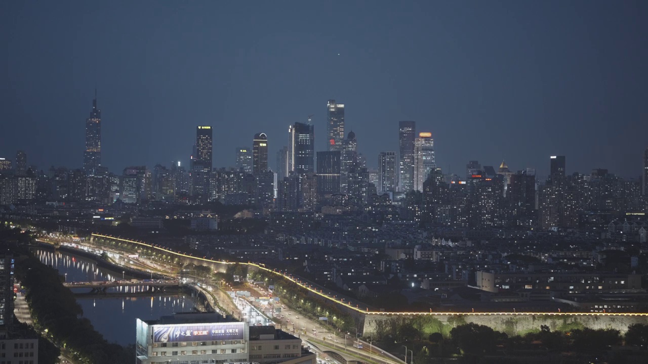 中国江苏省南京市城市建筑和夜晚交通景观视频素材