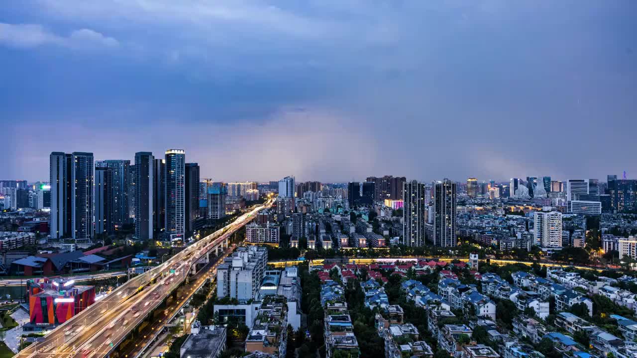 暴雨即将袭来的繁华城市夜空视频素材