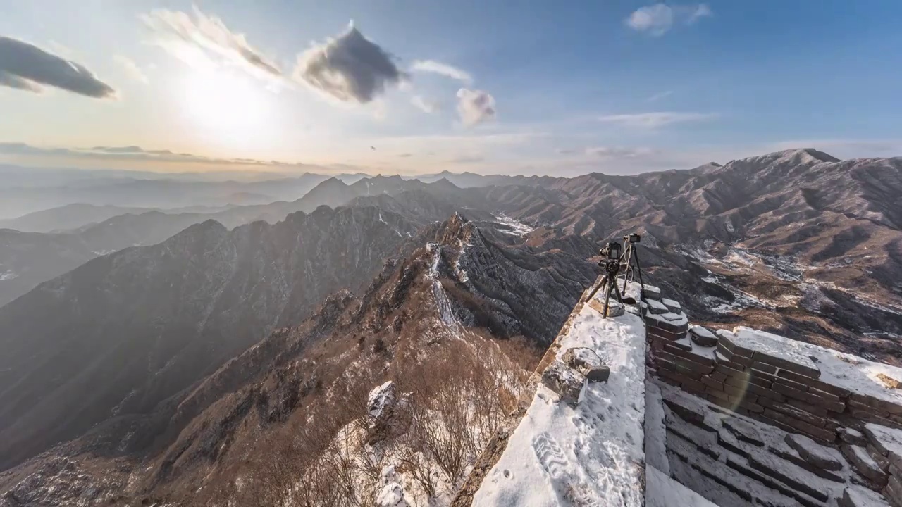 北京长城登山徒步旅行摄影工作照多云延时4K视频素材