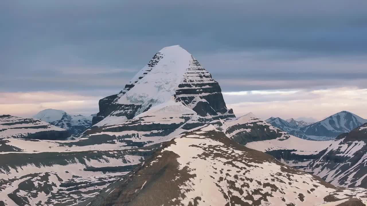 冈仁波齐山峰山川雪山冬天冬季西藏白雪皑皑视频素材