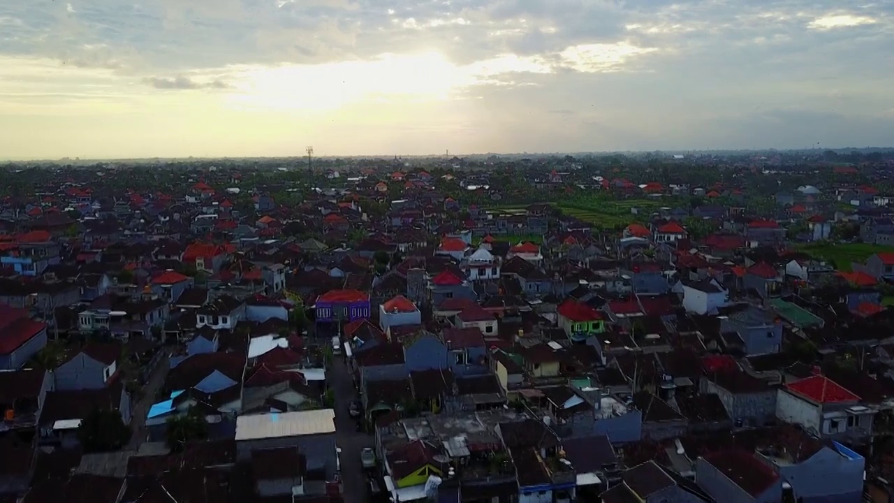 航拍巴厘岛城市晚霞夕阳风筝视频素材