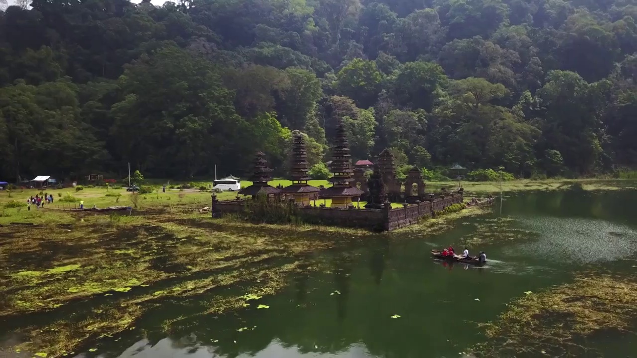 航拍巴厘岛坦布林根湖-游船-乌伦达努坦布林干寺视频下载