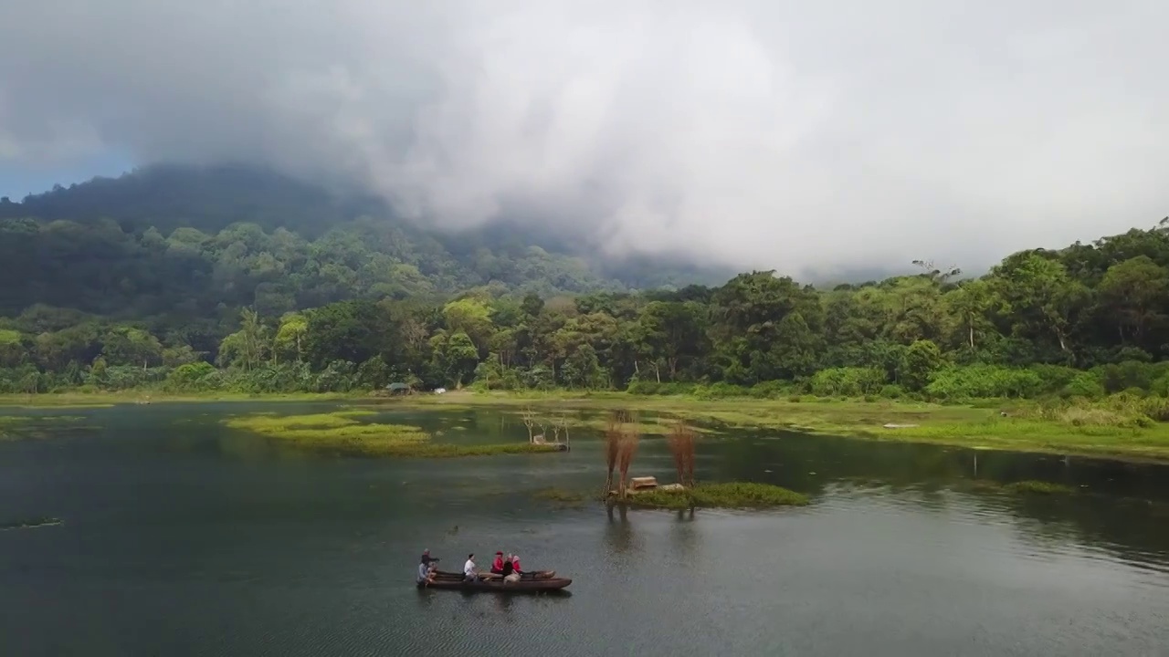 航拍巴厘岛坦布林根湖-游船-乌伦达努坦布林干寺视频素材