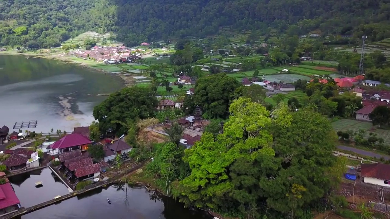 航拍巴厘岛巴杜尔湖-巴都尔火山-水上餐厅视频下载