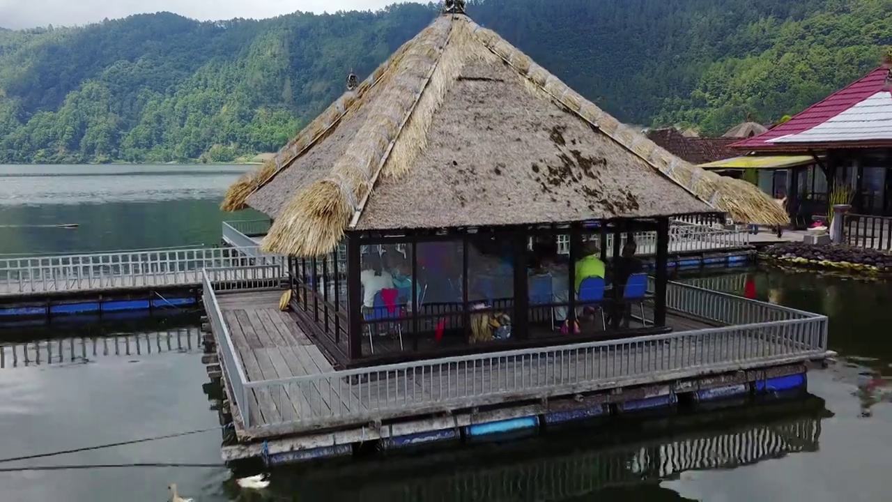 航拍巴厘岛巴杜尔湖-巴都尔火山-水上餐厅视频素材