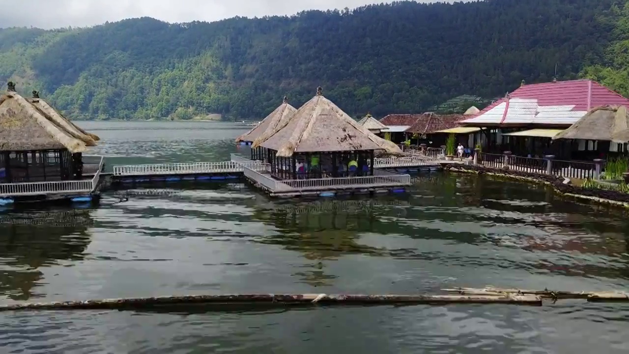 航拍巴厘岛巴杜尔湖-巴都尔火山-水上餐厅视频下载