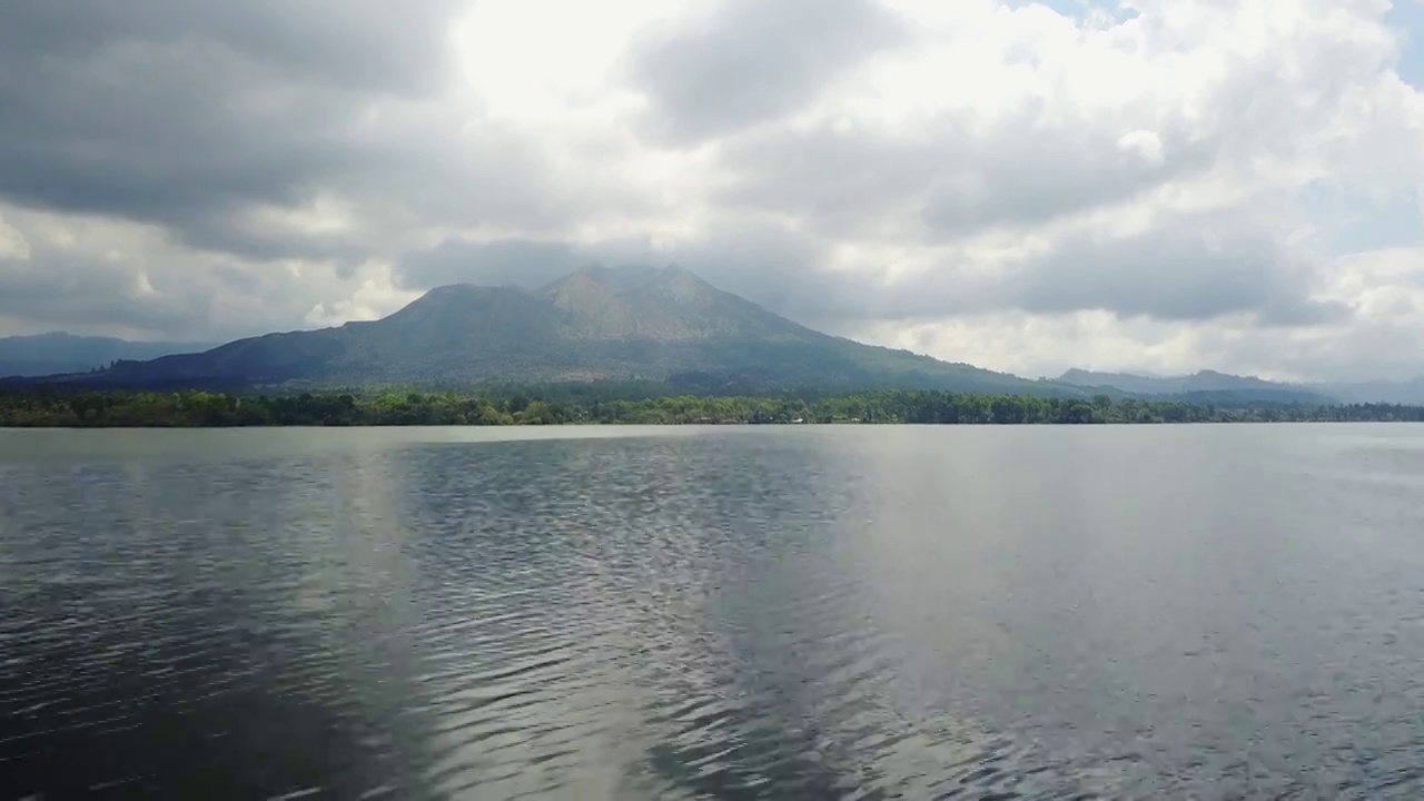 航拍巴厘岛巴杜尔湖-巴都尔火山-水上餐厅视频下载