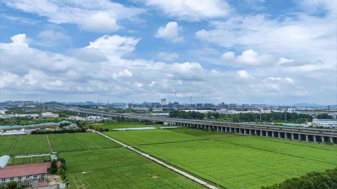 高铁乡村振绿色科研用农田稻田红薯苗徐州农科院航拍延时夏天积雨云宣传片视频素材