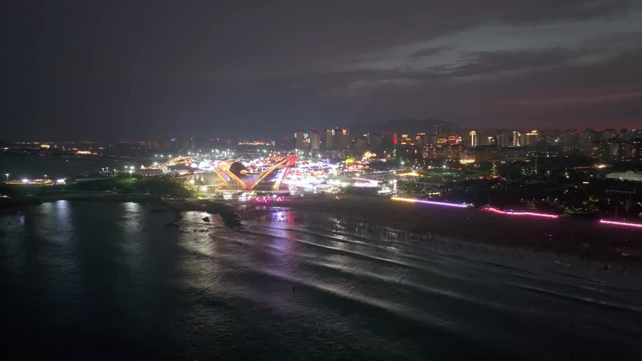 航拍青岛金沙滩啤酒城的夜景视频素材