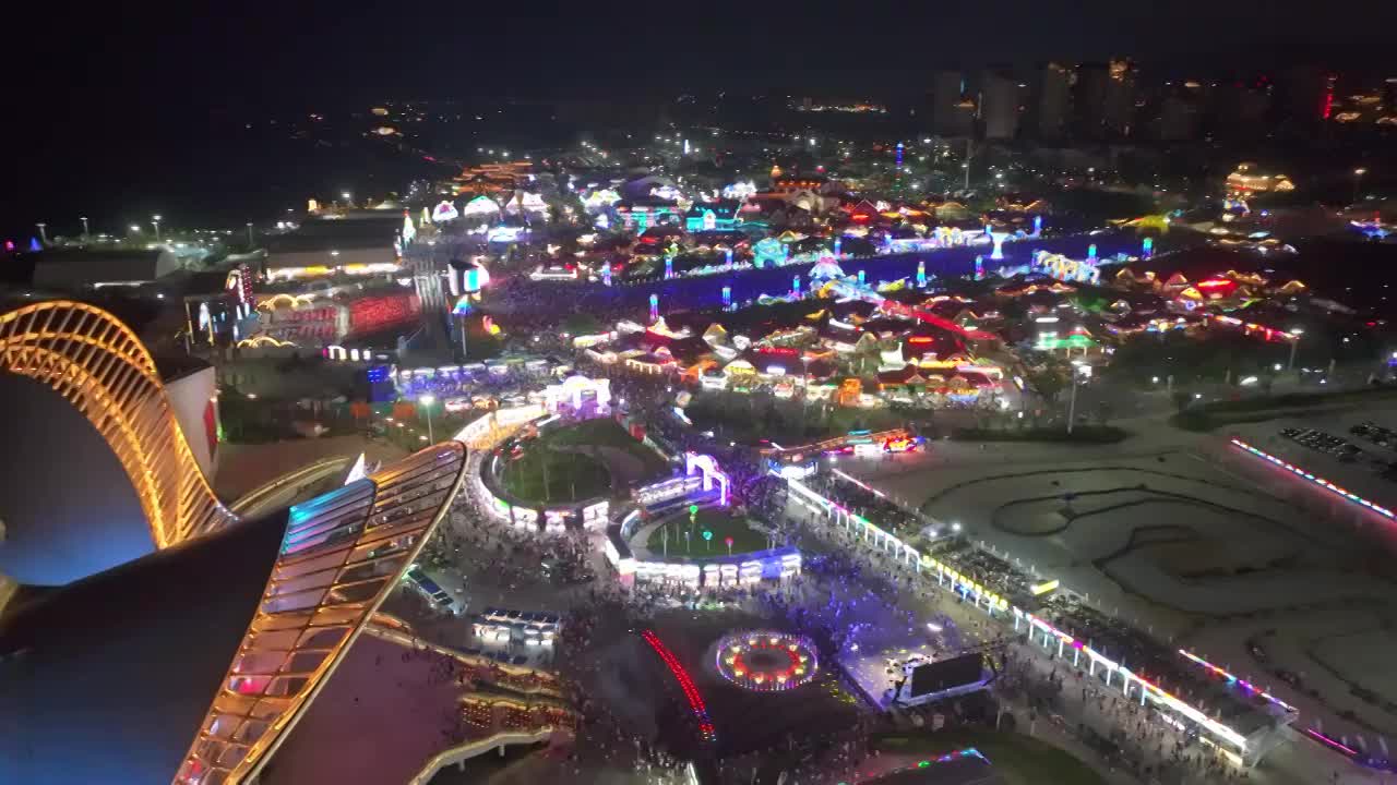 航拍青岛金沙滩啤酒城的夜景视频素材