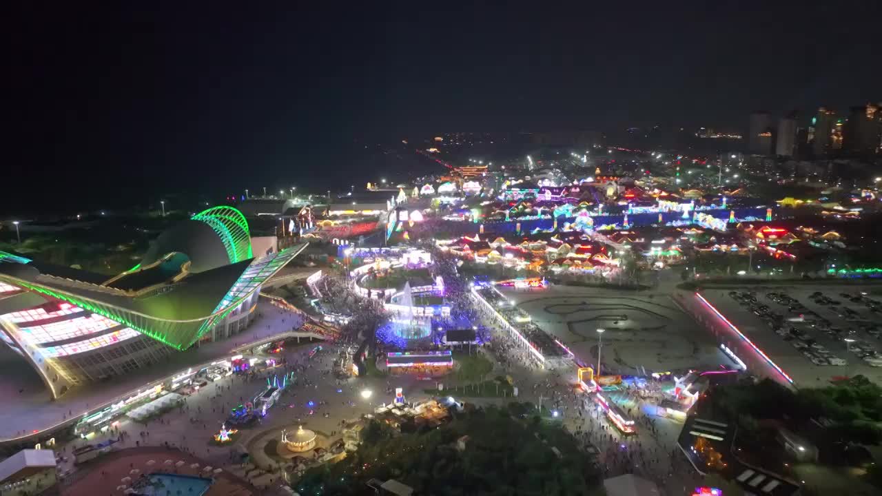 航拍青岛金沙滩啤酒城的夜景视频素材