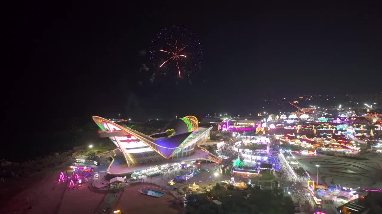 航拍青岛金沙滩啤酒城的夜景视频素材