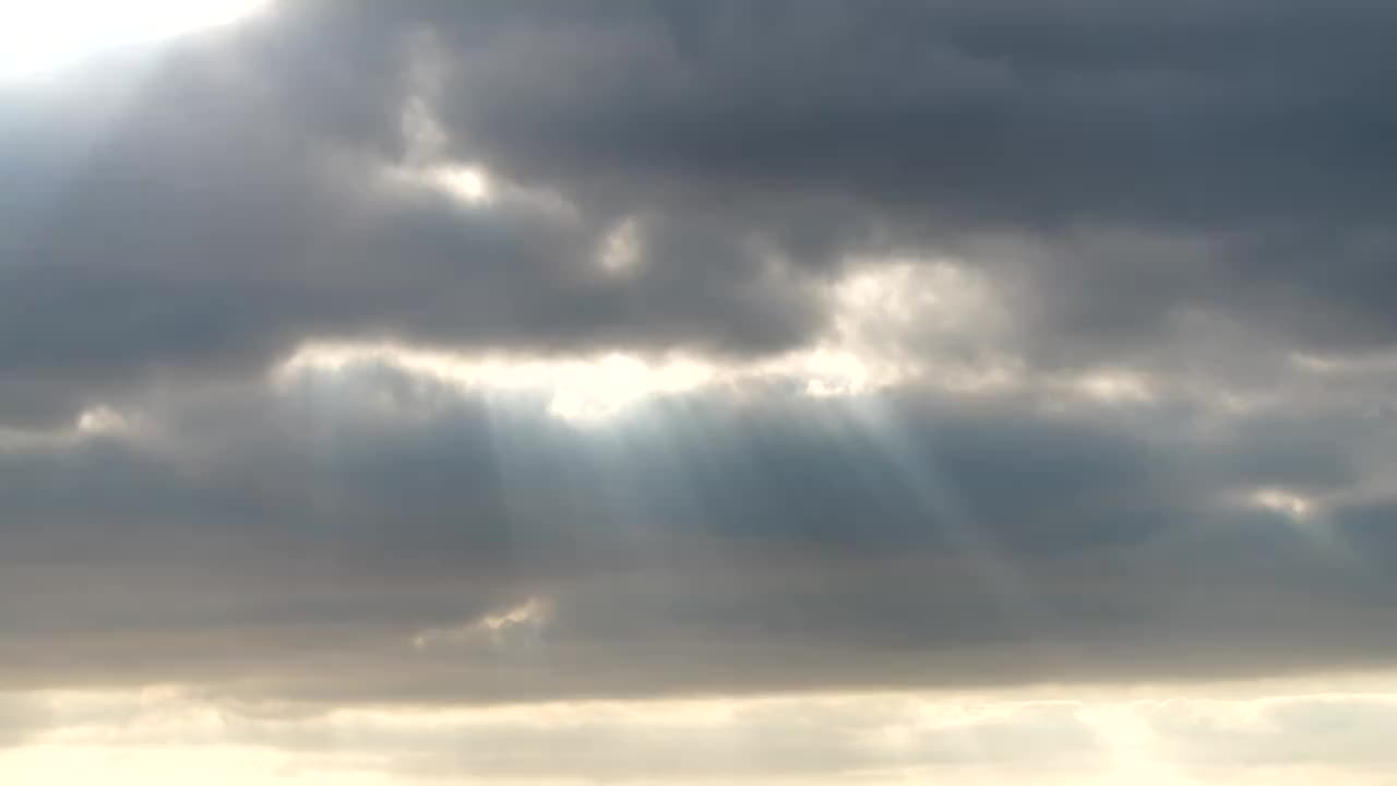 日出日落天空 云隙光 耶稣光 太阳在云中穿行 云流动视频素材