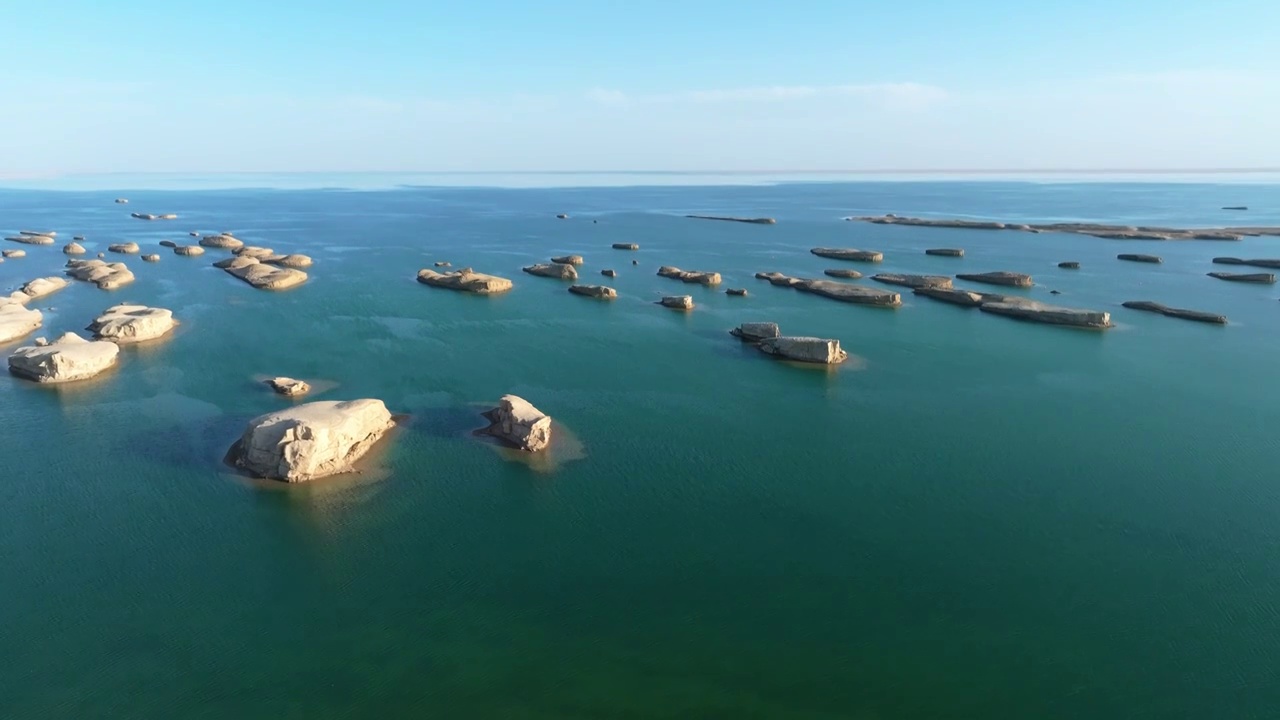 青海水上雅丹航拍视频素材