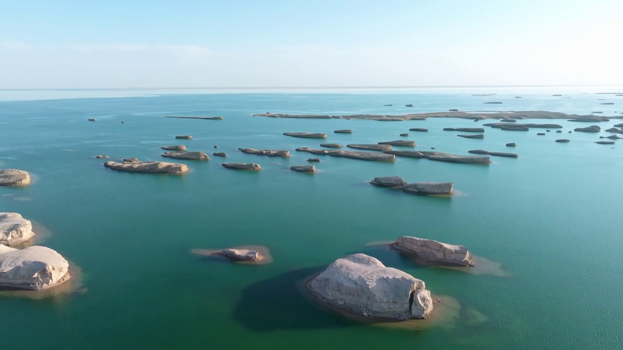 青海水上雅丹航拍视频素材