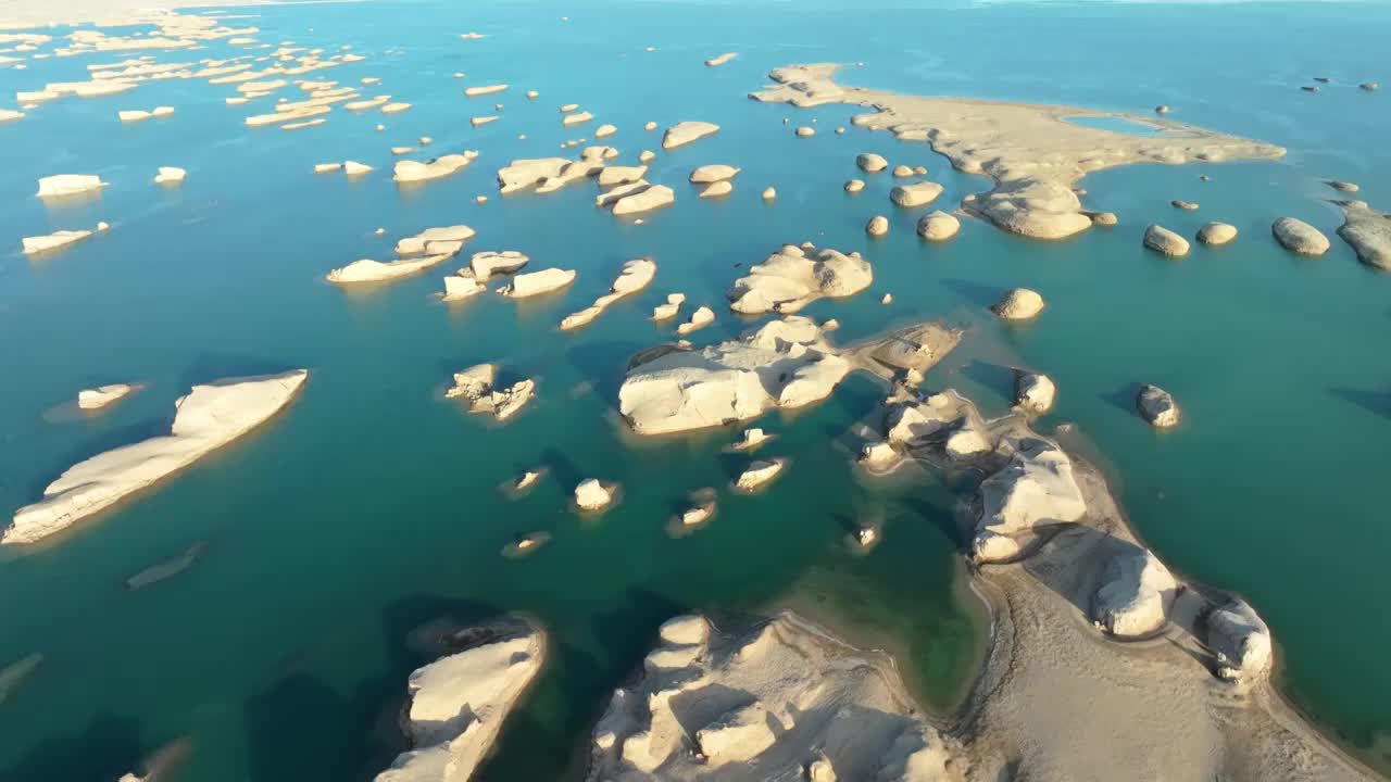 青海水上雅丹航拍视频素材