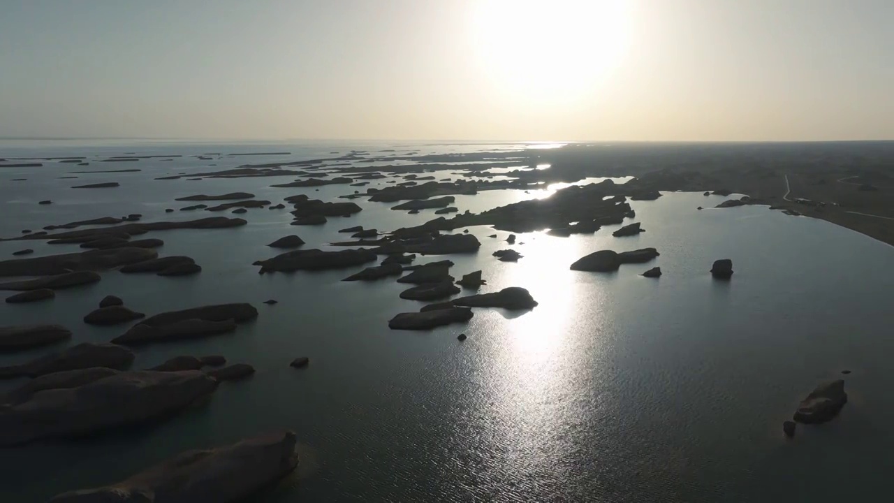 青海水上雅丹航拍视频素材