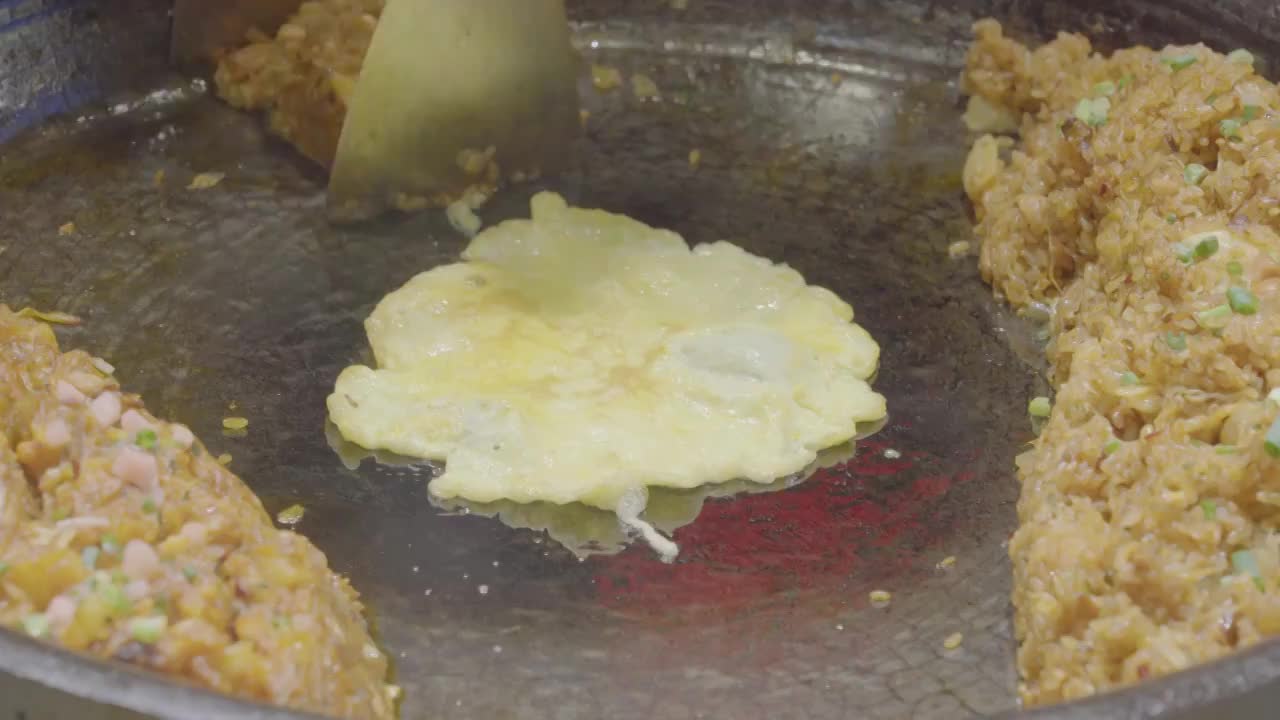 夜市地摊鸡蛋包炒饭街头小吃美食视频素材