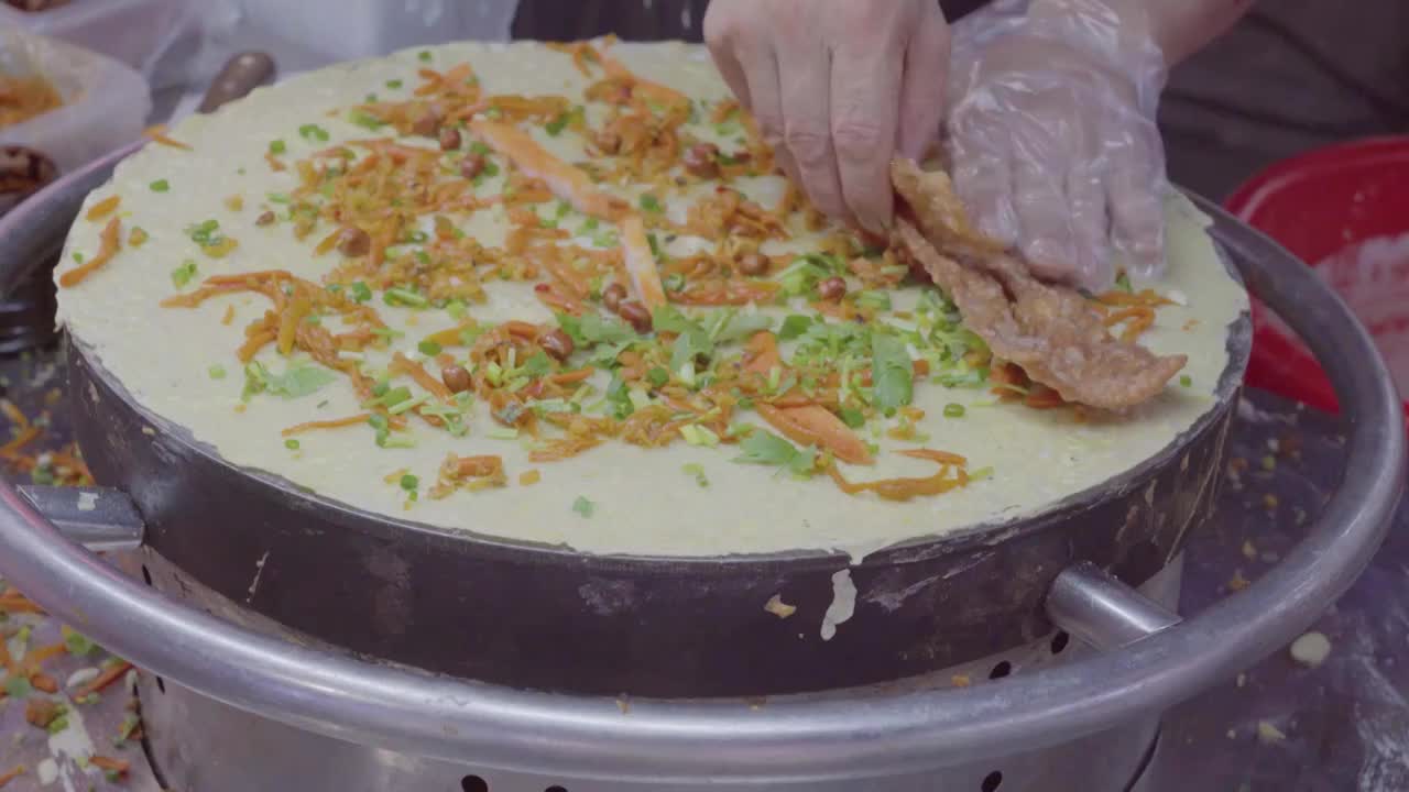 合集-夜市地摊街头小吃美食煎饼果子煎大饼蒸扇贝蒸糕烤生蚝烤猪蹄锡纸烧烤蛋包饭炒面炒河粉视频素材