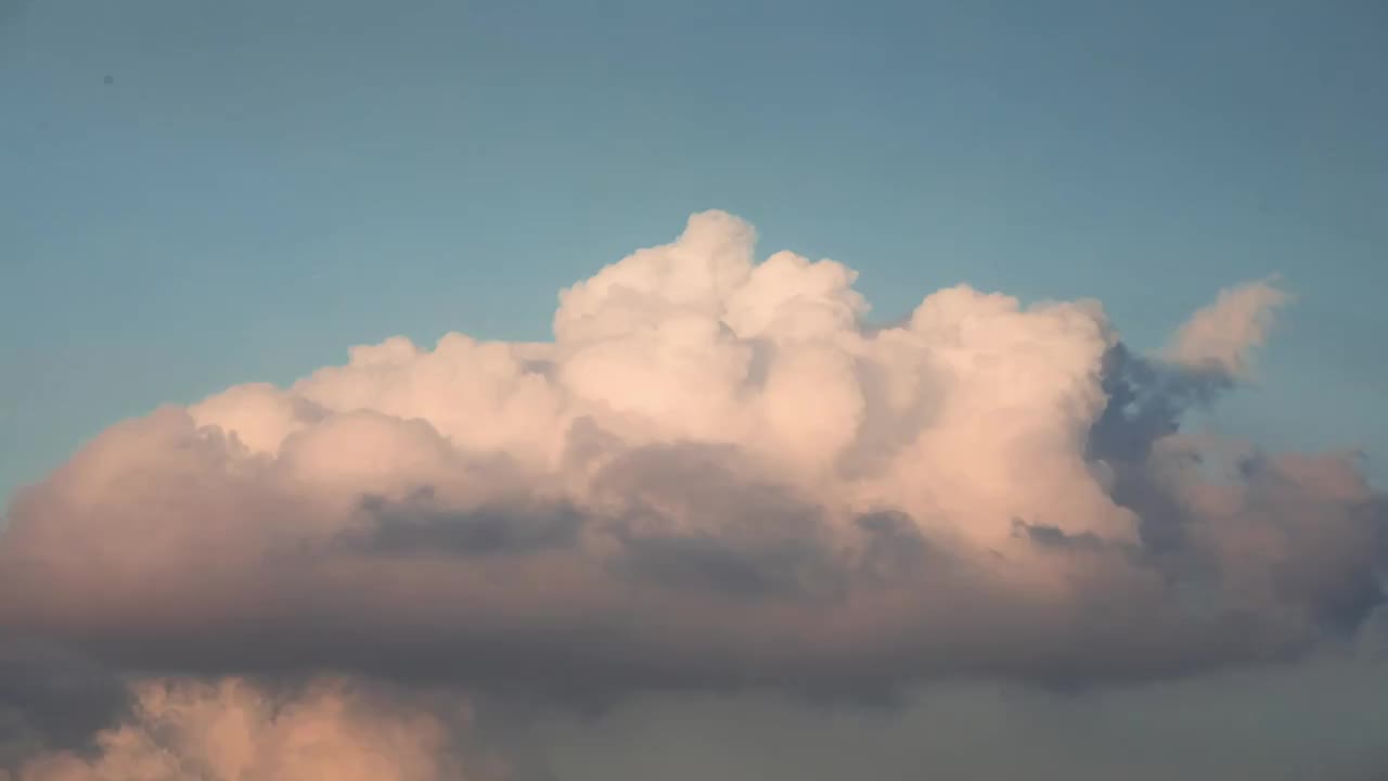 天空的流云，夏天蓝天翻涌的云朵视频素材