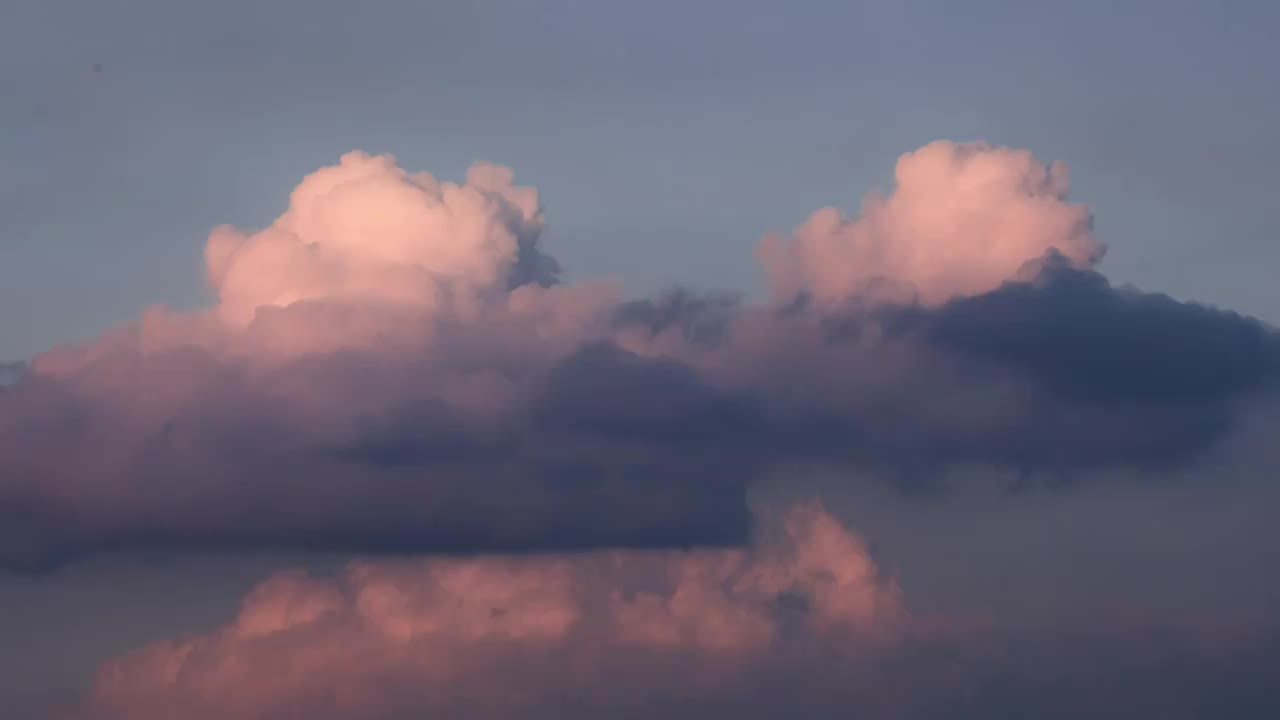 天空的流云，夏天蓝天翻涌的云朵视频素材