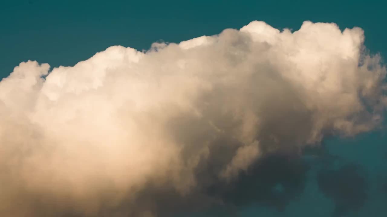 天空的流云，夏天蓝天翻涌的云朵视频素材